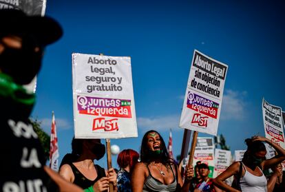 Activistas pro aborto se manifiestan a las afueras del Congreso en Buenos Aires, el 29 de diciembre de 2020.