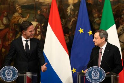 El primer ministro de Holanda, Mark Rutte, comparece con el de Italia, Mario Draghi, en una visita a Roma.