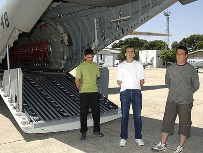 Francisco Javier Irastorza, Marcos Sagarzazu e Ignacio Telletxea, tras bajar del avión que los trasladó a Madrid.