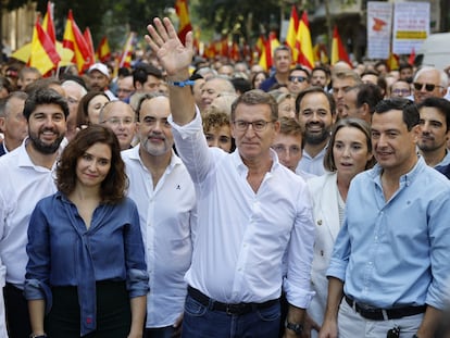 Alberto Núñez Feijóo, acompañado de varios presidentes autonómicos y otros cargos del PP, durante la manifestación contra la amnistía en Barcelona.