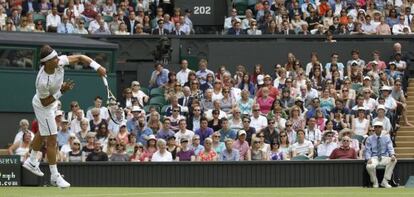 Nadal saca durante el partido