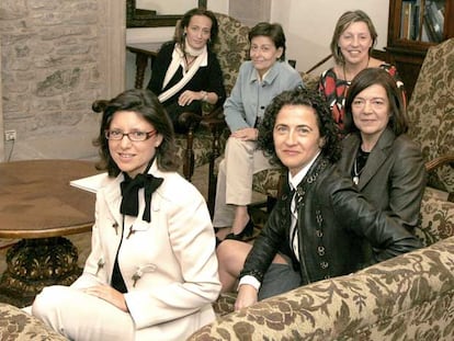 Las seis conselleiras, justo antes de iniciar el debate. En primer plano y de izquierda a derecha, María José Caride, Ánxela Bugallo, Laura Sánchez Piñón. Detrás, Teresa Táboas, María José Rubio y Carmen Gallego.