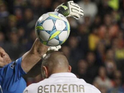  Chiotis despeja el bal&oacute;n ante Benzema 
