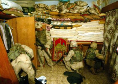 Soldados estadounidenses del I batallón registran la casa de un supuesto partidario de Sadam, ayer en Tikrit.