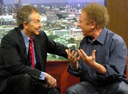Tony Blair (izquierda) diserta con el cantante Art Garfunkel en el programa de la BBC <i>Sunday AM.</i>