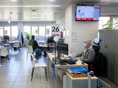 Un trabajador en la Oficina de Empleo de Moratalaz (Madrid), en enero de 2022