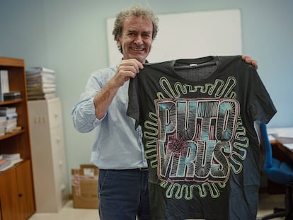 Fernando Simón with one of the presents he has received from supporters.