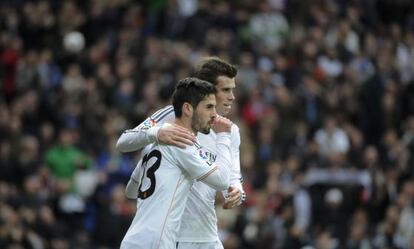 Bale e Isco celebran un gol del Real Madrid ante el Elche.