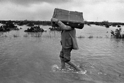 Imagen de Carles Francesc sobre las inundaciones en la comarca de la Ribera en 1987 que puede verse en la exposición sobre fotoperiodismo.