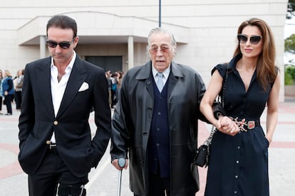 El torero Enrique Ponce, Paloma Cuevas y Victoriano Valencia durante el entierro de Fernando Domecq en Madrid, en mayo de 2019.