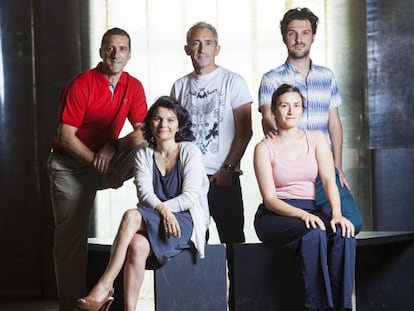De pie, de izquierda a derecha, Benjamín Bango, Jon Sistiaga y Víctor Navarro. Sentadas, Marta Esteve y María Langarita.