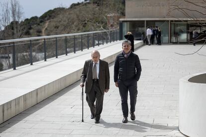 Una imagen reciente de Jordi Pujol y su hijo Oriol, en los exteriores del tanatorio de Barcelona tras visitar la capilla ardiente de Daniel Osàcar, quien fuera tesorero de Convergència.