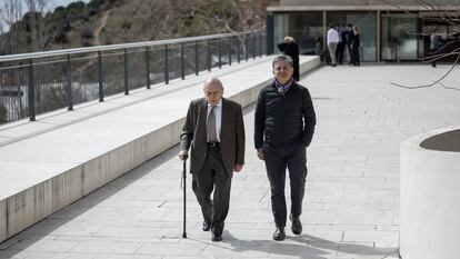 Una imagen reciente de Jordi Pujol y su hijo Oriol, en los exteriores del tanatorio de Barcelona tras visitar la capilla ardiente de Daniel Osàcar, quien fuera tesorero de Convergència.