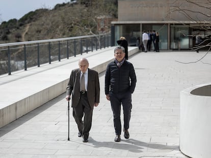 Una imagen reciente de Jordi Pujol y su hijo Oriol, en los exteriores del tanatorio de Barcelona tras visitar la capilla ardiente de Daniel Osàcar, quien fuera tesorero de Convergència.