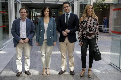 El alcalde de Madrid, José Luis Martínez Almeida; la candidata del PP a la presidencia de la Comunidad de Madrid, Isabel Díaz Ayuso; el secretario general del PP, Teodoro García Egea, y la vicesecretaria de Organización del PP, Ana Beltrán, a su llegada a la Asamblea de Madrid en la primera sesión del pleno de investidura en el que Díaz Ayuso expone su programa de gobierno en coalición con Cs.