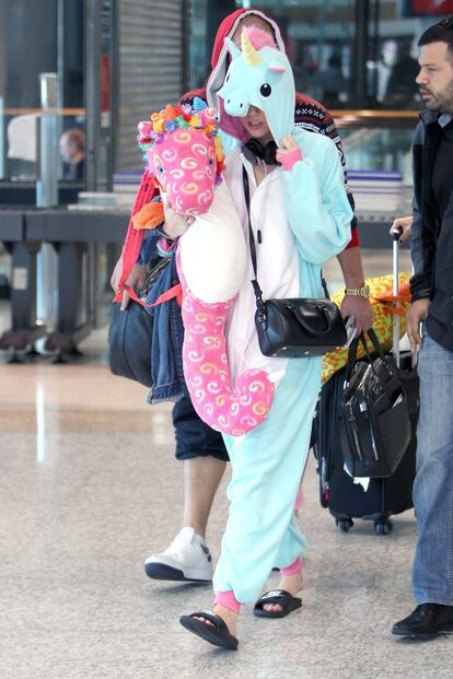 Miley Cyrus disfrazada de unicornio en el aeropuerto de Sidney