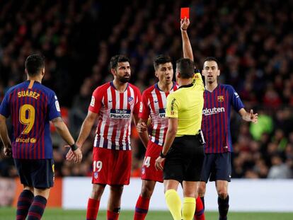 El árbitro Gil Manzano saca la tarjeta roja a Diego Costa en el Barça-Atlético.