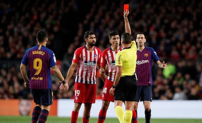 El árbitro Gil Manzano saca la tarjeta roja a Diego Costa en el Barça-Atlético.