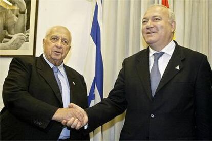 El primer ministro israelí, Ariel Sharon, y el ministro de Exteriores español, Miguel Ángel Moratinos, antes empezar la reunión entre ambos en Tel Aviv.
