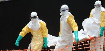 Un equipo médico saca un cuerpo de un centro en Guinea, en abril pasado.