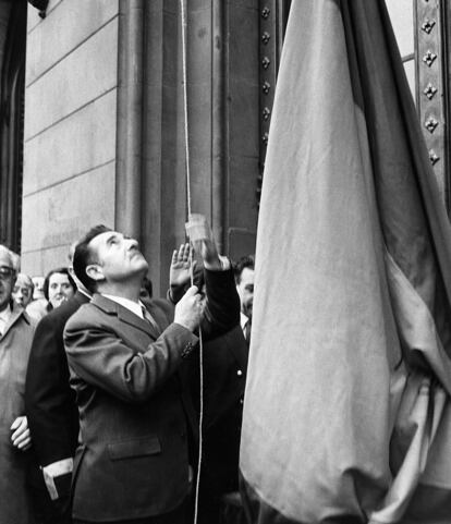 El rector de la UB hissa la bandera espanyola el 1969 després d’uns aldarulls amb alumnes.