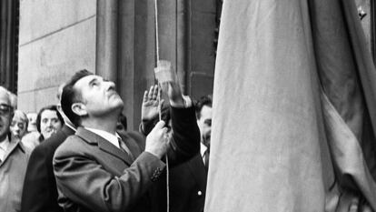 El rector de la UB hissa la bandera espanyola el 1969 després d’uns aldarulls amb alumnes.