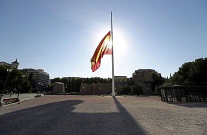 La bandera de la Plaza de Colón de Madrid, y otras banderas de la capital, ondean a media asta en homenaje a las víctimas de Barcelona