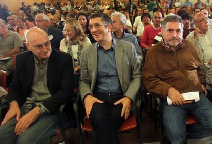 El 'lehendakari' López junto a Ares (izquierda) y Eguiguren (derecha) en un momento del Comité Nacional del PSE.