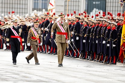 El rey Felipe VI pasa revista a las tropas en la plaza de la Armera.