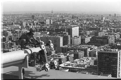 Un obrero trabaja en el cableado que soporta las plataformas preparadas para limpiar los cristales en las torres KIO (1995).