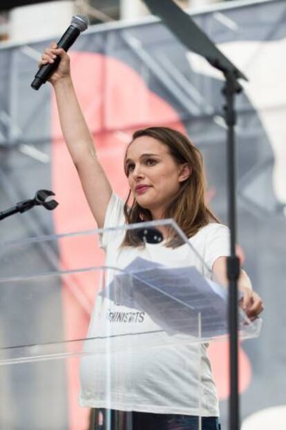 Natalie Portman discursa no 'Women's March', a marcha das mulheres contra Trump, em Los Angeles, em 21 de janeiro de 2017.