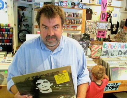 Eric Spitznagel, con un ejemplar de 'Transformer', disco de Lou Reed.