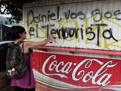 Una activista durante una protesta para pedir la liberaci&oacute;n de los extranjeros detenidos.
 