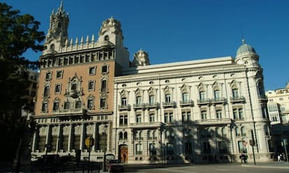 Reconstruido en 1928 al estilo neobarroco por la Caja de Ahorros y Monte de Piedad de Valencia, el edificio Glorieta alberga la sede central de Bancaja