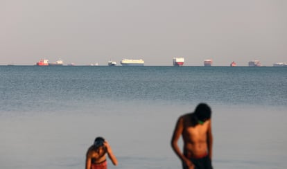 Fila de embarcações no canal de Suez vista da orla, nesta quinta. 