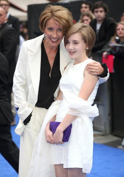 La actriz británica Emma Thompson y su hija, Gaia, en un estreno en 2012. Si bien es cierto que con el paso de los años, madre e hija hoy se parecen menos que años atrás.