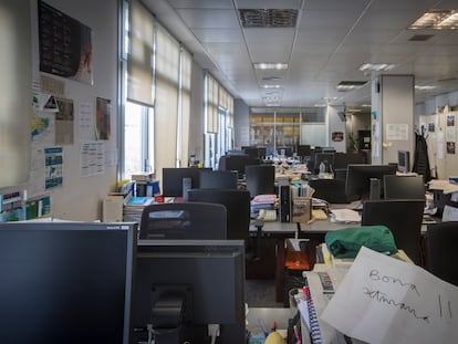 La redacción de El País en Barcelona, vacía durante el confinamiento.