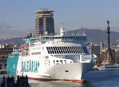 Un barco de Balearia zarpa del puerto de Barcelona.
