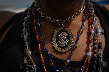 Vicky muestra sus collares, un guiño a los enchaquirados precolombinos, que, según algunos historiadores, solían engalanarse con muchas joyas.  De familia de tradición pescadora, Vicky trabajó durante años en el mismo oficio, hasta que una enfermedad le impidió seguir. "Cuando una trabaja como pescadora no se trasviste, en mi caso lo hacía cuando acababa de trabajar", explica.