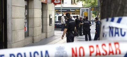 Policías en la entrada de la oficina que sufrió el intento de atraco.