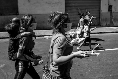 Frednaida Pérez (20 años), su hijo y su amiga Ruby regresan a casa con la comida que recibieron de Remar. Ambas llevan en Perú dos años y cuatro meses, son madres solteras y comparten un cuarto alquilado en el distrito de La Victoria, en Lima. Las dos vendían aguas y bebidas gaseosas en la calle, pero tuvieron que dejar de trabajar con el inicio de la cuarentena. Al no tener ingresos con los que pagar su alquiler el dueño de la habitación quiere echarlas a la calle.