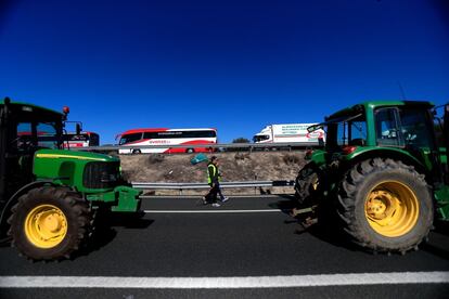 El Gobierno ha anunciado que hará llegar a la cumbre extraordinaria de jefes de Estado y de Gobierno comunitarios, que tendrá lugar este jueves en Bruselas, que la Política Agrícola Común (PAC) es una "prioridad absoluta" para España, al tiempo que ha asegurado que el Ejecutivo dará soluciones a agricultores y ganaderos.