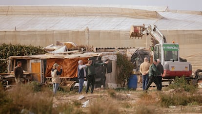 Una excavadora derriba las chabolas en el cortijo El Uno de San Isidro, en Njar (Almera).