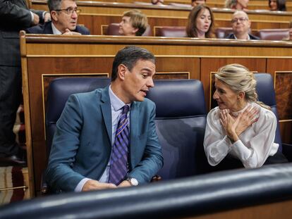 Yolanda Díaz junto a Pedro Sánchez el 24 de noviembre durante el pleno de aprobación de los Presupuestos