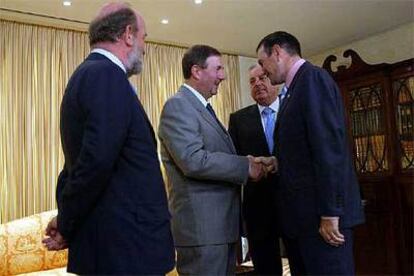 Miguel Lazpiur, presidente de Confebask, saluda, al día siguiente de su elección, en julio pasado, al <i>lehendakari</i> Ibarretxe. Con ellos, el secretario de la patronal, José Guillermo Zubia (izquierda), y el antecesor de Lazpiur, Román Knörr.