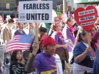Una coalición de ONG, sindicatos y políticos se manifiesta en Los Ángeles y prevee marchar para llegar a Washington el día de la toma de protesta de Trump