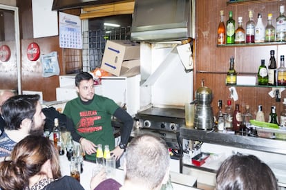 La barra de El Palentino se ha convertido durante más de cuarenta años en el lugar de reunión de escritores, músicos y periodistas, que de allí han sacado inspiración para algunas de sus creaciones.