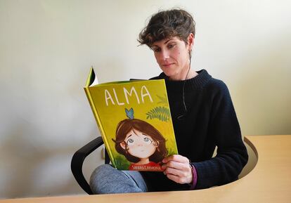 Sandra Carmona, directora de Altramuz Editorial, lee su libro, 'Alma'.
