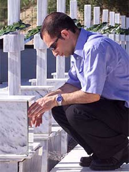 Un grecochipriota rezaba ayer ante la tumba de una víctima en la invasión turca.