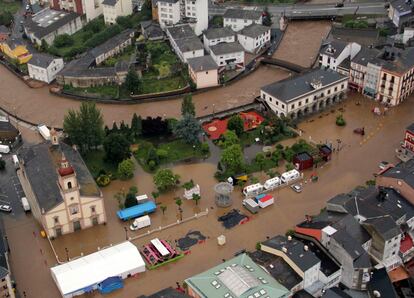 Aspecto que presentaba la localidad de Vegadeo, en el occidente de Asturias, a causa de las inundaciones provocadas por la intensa lluvia y que ha provocado desprendimientos, cortes de vía y que se anegasen sótanos, bajos, almacenes y empresas.